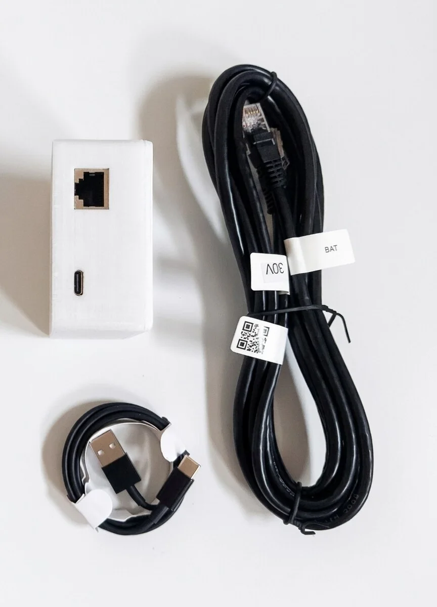 Ports du Pylon-Monitor : prise RJ45 (Console) et prise USB-C (alimentation)