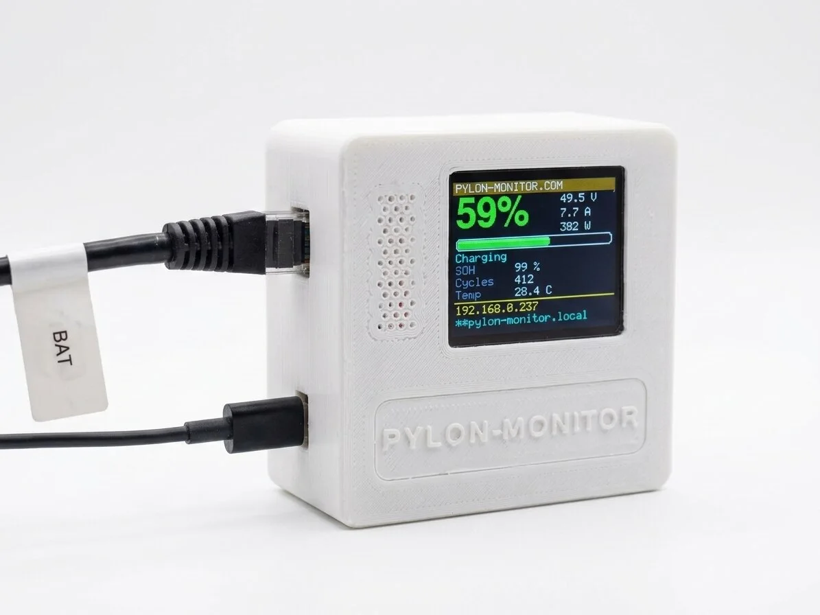 Écran TFT IPS 1,8" du Pylon-Monitor affichant les données Pylontech en direct — 59 % de charge, tension, courant et puissance
